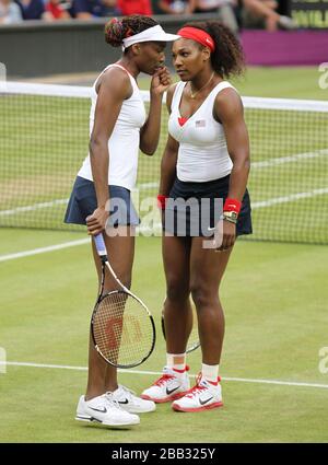 Serena und Venus Williams der USA während ihres olympischen Doppelfinales in Wimbledon bei den Olympischen Spielen 2012 in London Stockfoto