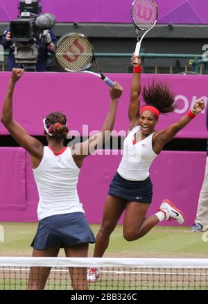 Serena und Venus Williams feiern die USA, nachdem sie bei den Olympischen Spielen 2012 in Wimbledon ihr Olympisches Doppelfinale gewonnen haben Stockfoto