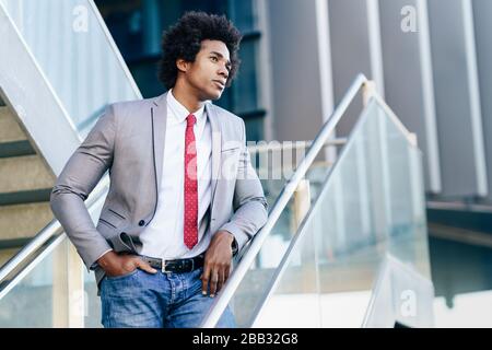 Schwarzer Geschäftsmann mit Afro Hair im Freien. Stockfoto