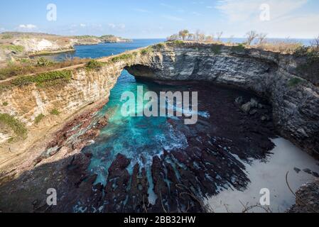 Beliebter Fotopunkt und Touristenziel Broken Beach and Cliff auf der Insel Nusa Penida, Bali, Indonesien Stockfoto