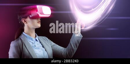 Business Woman in Virtual Reality Headset, das den lebensechten Bildschirm mit Daten auf dunklem Hintergrund, Collage, berührt Stockfoto