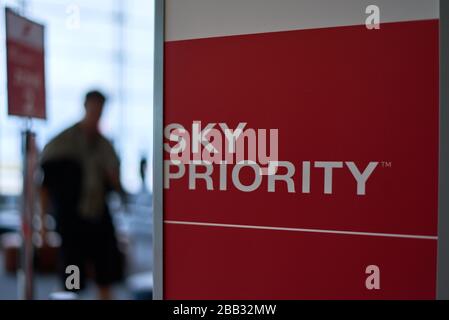 Flughafen Paris - ca. Juli 2019: Schild "Sky Priotiy" an einem Check-in im Flughafenterminal Stockfoto