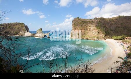 Paradise Beach ist eine abgeschiedene Bucht mit besonderen Felsformationen auf der Insel Nusa Penida, in der Nähe von Bali, Indonesien Stockfoto