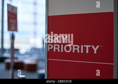 Flughafen Paris - ca. Juli 2019: Schild "Sky Priotiy" an einem Check-in im Flughafenterminal Stockfoto