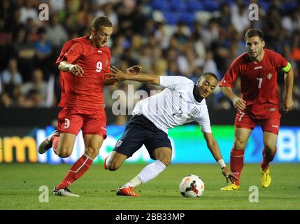 Englands Nathan Redmond (Mitte) und Moldaus Gheorghe Anton (links) kämpfen während der UEFA-EM unter 21 Jahren im Madejski-Stadion in Reading um den Ball. Stockfoto