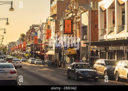 Adelaide, Australien - 26. Januar 2020: Hindley Street mit Bars, Cafés und Restaurants in Adelaide CBD mit Blick nach Westen bei Sonnenuntergang Stockfoto