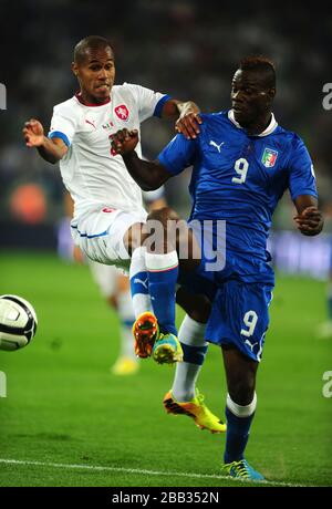 Italiens Mario Balotelli wird von dem tschechischen Theodor Gebre Selassie wegen eines Strafschlags gefoult Stockfoto