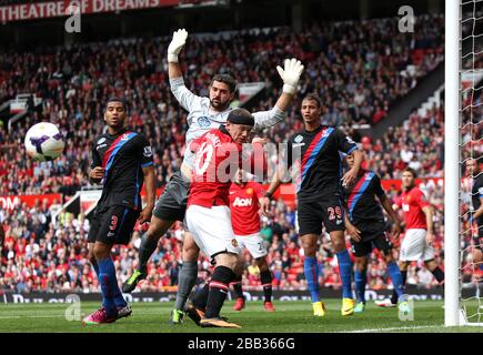 Action im Kasten zwischen Wayne Rooney (vorne) von Manchester United und Crystal Palace Torhüter Julian Speroni Stockfoto