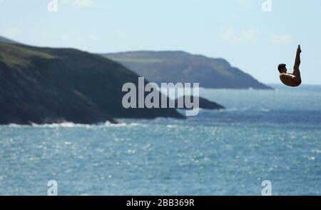 Mexikos Jonathan Paredes am zweiten Tag der Red Bull Cliff Diving World Series in der Blue Lagoon in Abereiddy Stockfoto