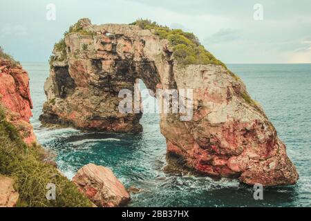 Es Pontas - malerischer Felsbogen in Santanyi, Mallorca, Spanien Stockfoto