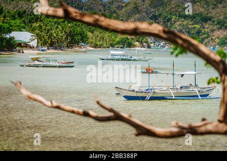 Bangka Fischerboote an Land bei Ebbe in der Nähe von El Nido-Dorf, Palawan, Philippinen Stockfoto