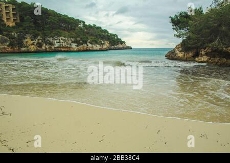 Cala Santanyi - schöner, leerer Strand in der Nebensaison in Santanyi, Mallorca, Spanien Stockfoto