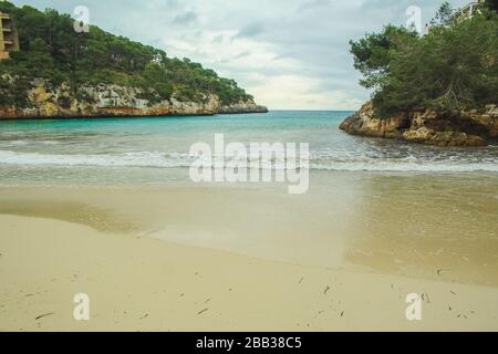 Cala Santanyi - schöner, leerer Strand in der Nebensaison in Santanyi, Mallorca, Spanien Stockfoto