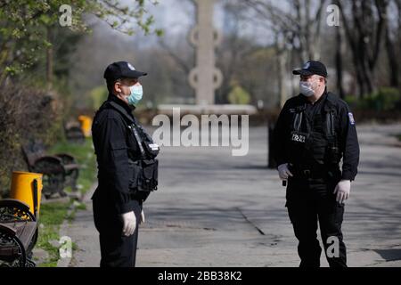 Bukarest, Rumänien - 28. März 2020: Mitglieder der örtlichen Polizei oder der städtischen Polizei. Stockfoto