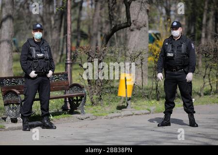 Bukarest, Rumänien - 28. März 2020: Mitglieder der örtlichen Polizei oder der städtischen Polizei. Stockfoto