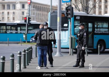 Bukarest, Rumänien - 28. März 2020: Mitglieder der örtlichen Polizei oder der städtischen Polizei. Stockfoto