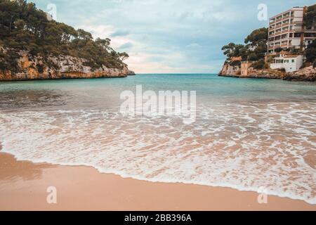 Cala Santanyi - schöner, leerer Strand in der Nebensaison in Santanyi, Mallorca, Spanien Stockfoto