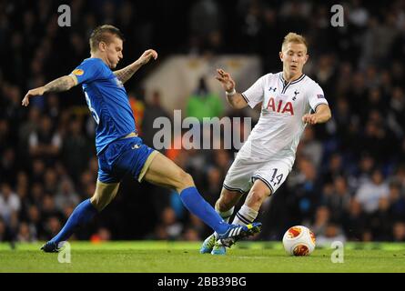 Tottenham Hotsporns Lewis Holtby (rechts) und Tromso's Jaroslaw Fojut (links) kämpfen um den Ball. Stockfoto