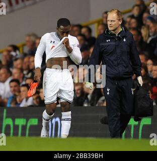 Der Danny Rose von Tottenham Hotspur geht in der ersten Halbzeit gegen Tromso verletzt aus. Stockfoto