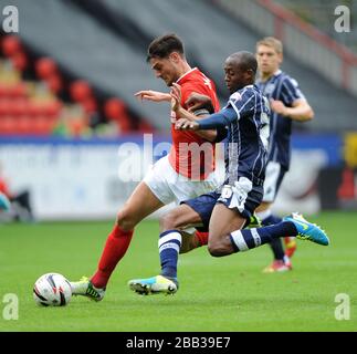 Die Johnnie Jackson von Charton Athletic und Jimmy Abdou von Millwall Stockfoto