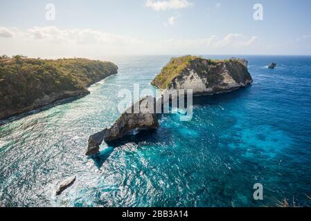 Beliebter Fotopunkt und Reiseziel Atuh Beach in Nusa Penida, Bali, Indonesien. Tropischer weißer Sandstrand mit Meeresfelsen und Klippen in der dis Stockfoto