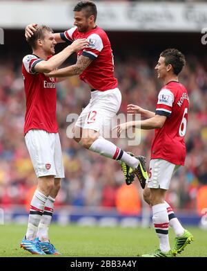 Arsenals per Mertesacker (links) feiert mit den Teamkollegen Olivier Giroud (Mitte) und Laurent Koscielny (rechts), nachdem er das zweite Tor seiner Mannschaft erzielt hatte Stockfoto