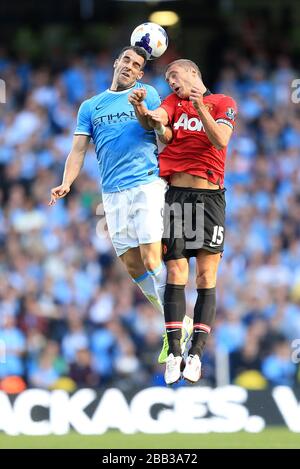 Manchester Uniteds Nemanja Vidic (rechts) und Alvaro Negredo (links) kämpfen um den Ball Stockfoto