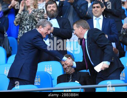 Englands Manager Roy Hodgson (links) auf der Tribüne Stockfoto