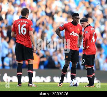 Wayne Rooney (rechts), Danny Welbeck (Mitte) und Michael Carrick (links) von Manchester United stehen nach Sergio Aguero (nicht im Bild) auf dem dritten Tor seines Teams Stockfoto