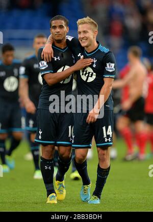 Tottenham Hotsporns Kyle Naughton (links) und Lewis Holtby feiern den Sieg nach dem Schlusspfiff Stockfoto