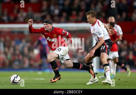 Wayne Rooney (links) von Manchester United und der Leiva Lucas von Liverpool kämpfen um den Ball Stockfoto