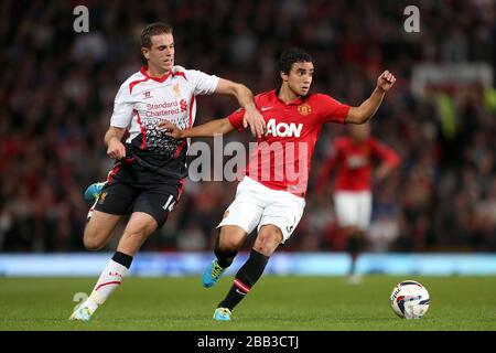 Rafael da Silva von Manchester United (rechts) und der Jordan Henderson von Liverpool kämpfen um den Ball Stockfoto