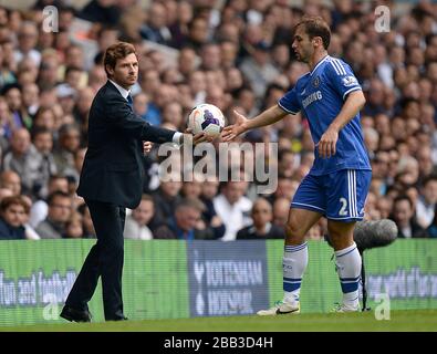 Tottenham Hotspur-Manager Andre Villas-Boas übergibt den Ball wieder an Chelseas Branislav Ivanovic Stockfoto