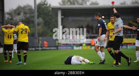 Burton Albions Billy Kee (No29) wird vom Schiedsrichter T. Harrington während des Spiels gegen Southend United eine rote Karte gezeigt. Stockfoto