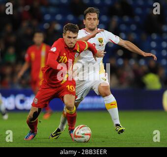 Der Kampf um den Ball zwischen Aaron Ramsey (links) und Muhamed Demiri (rechts) von FYR Mazedonien. Stockfoto