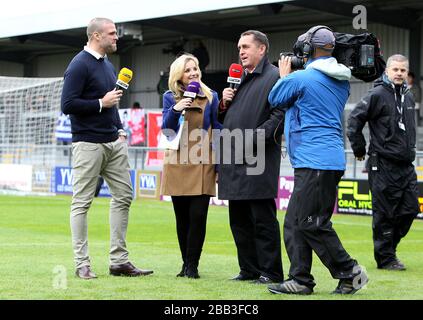 L-R: Mark Ceighton, BT Sport Moderatorin Helen Skelton und Pandit Martin allen Stockfoto