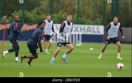 Englands Gary Cahill und Raheem Sterling (links) während des Trainings Stockfoto