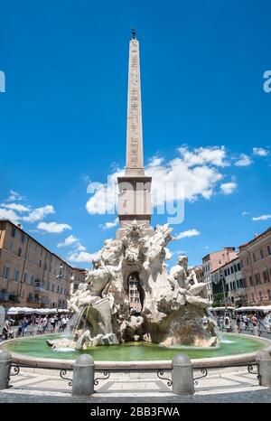 Der Brunnen der vier Flüsse (Fontana dei Quattro Fiumi), der vom Obelisk von Domitian auf der Piazza Navona in Rom überragt wird Stockfoto