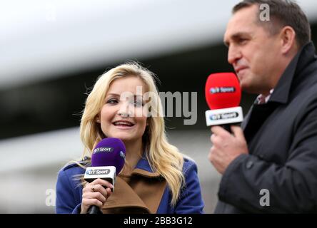 BT-Sportmoderatorin Helen Skelton chattet vor dem Spiel mit Pandit Martin allen (rechts) Stockfoto