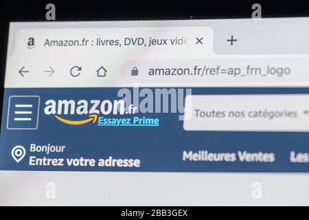 Paris, Frankreich - Februar, 20, 2020: Homepage der Website von Amazon. Es ist ein amerikanisches Unternehmen für elektronischen Handel und Cloud-Computing. Amazon.com Logo visib Stockfoto