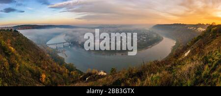 Panoramablick auf die Stadt Zalischchyky und die Flussmäander und den Canyon von Dniester im Morgengrauen. Nationalpark Dniester Canyon, Ukraine Stockfoto