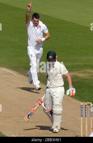 Englands James Anderson (Center) feiert, dass er das Wicket von Australiens David Warner im Laufe des Tages eines der Fifth Investec Ashes Test Matches im Kia Oval, London, mitnimmt. Stockfoto