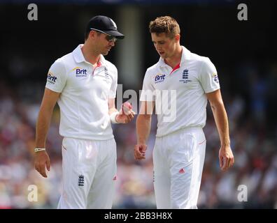 Englands James Anderson und Chris Woakes (rechts) chatten zwischen Overs am Tag eins des Fifth Investec Ashes Test Matches im Kia Oval, London. Stockfoto