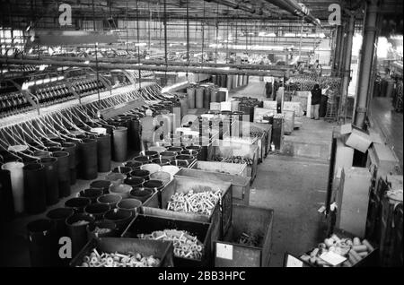 Ein Überblick über den Mühlboden in Tay Spinners Mill in Dundee, Schottland. Diese Fabrik war die letzte Jutespinnerei in Europa, als sie 1998 zum letzten Mal geschlossen wurde. Die Stadt Dundee war im Laufe der Geschichte für die drei 'js' berühmt gewesen - Jute, Jam und Journalismus. Stockfoto