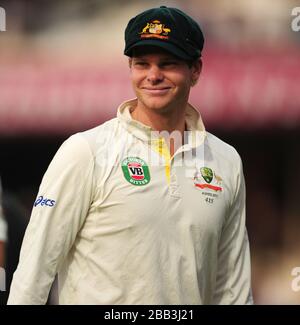 Der australische Steve Smith geht nach seinem Jungferntest-Jahrhundert während des zweiten Tages des Fifth Investec Ashes Test Matches im Kia Oval, London, von allen Lächeln ab.