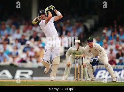 Englands Kevin Pietersen trifft vier Runs am dritten Tag des Fifth Investec Ashes Test Matches im Kia Oval, London. Stockfoto