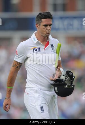 Englands Kevin Pietersen verlässt das Feld, nachdem er sein Wicket während des dritten Tages des Fifth Investec Ashes Test Matches im Kia Oval, London verloren hat. Stockfoto