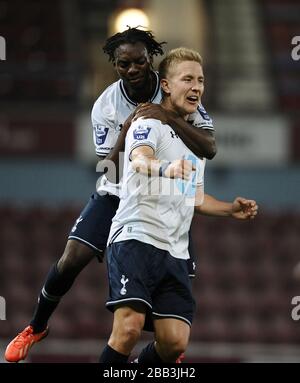 Lewis Holtby von Tottenham Hotspur feiert mit Laste Dombaxe ihr zweites Tor. Stockfoto