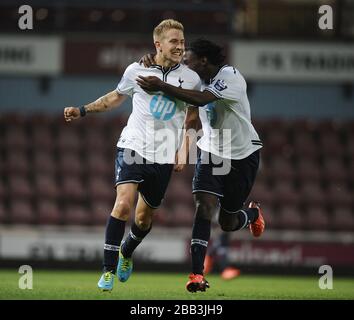 Lewis Holtby von Tottenham Hotspur feiert mit Laste Dombaxe ihr zweites Tor. Stockfoto