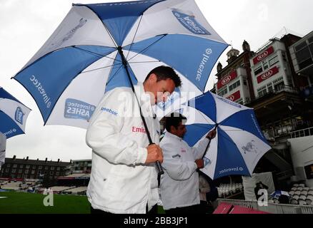 Cricket-Umpire Richard Kettleborough (links) und Aleem dar (rechts) prüfen den Zustand des Platzes am vierten Tag des Fifth Investec Ashes Test Matches im Kia Oval, London. Stockfoto